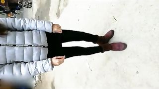 婦女節出租屋幹加班的文靜眼鏡女友陪逛街完回去大肉棒抽插內射完整版上