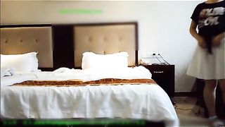 SM性虐的大神酒店开房约炮玩双飞调教开场身材苗条短发妹纸颜值不错