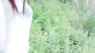 剧情演绎两个少妇忽悠小哥去爬山驾车野外双飞，喜不喜欢钻洞丁字裤勒逼，地上铺上垫子开操，口交上位骑坐猛操