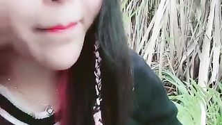 剧情演绎两个少妇忽悠小哥去爬山驾车野外双飞，喜不喜欢钻洞丁字裤勒逼，地上铺上垫子开操，口交上位骑坐猛操