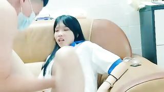 剧情演绎清纯眼镜学生妹写完作业两男一女轮着检查身体，撩起摸奶子站立后入骑坐，两个老哥换着操妹子高潮了