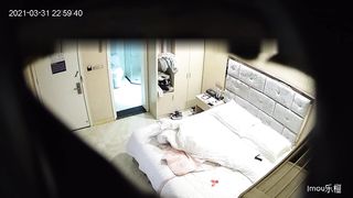 2021.3月新流出酒店摄像头偷拍奇芭年轻小夫妻带着满月不久的孩子去开房啪啪