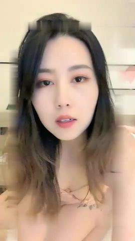 爱鸡的白白肉肉高颜值甜美妹子啪啪，性感睡衣特写口交上位骑坐猛操