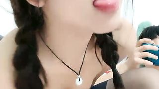 【69堂精品】01年嫩妹甜美吊带黑丝给男友足交骑乘爆操02