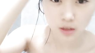 【69堂精品】双胞胎姐妹花浴室诱惑贫乳小奶子翘起美臀拍打