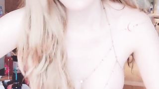 【69堂精品视频】宝宝直播玩弄粉穴给粉丝近距离观看洞洞