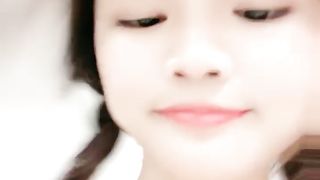 卡哇伊两根小辫子萌妹娇小身材全裸自慰扣穴