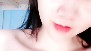 【69堂精品视频】妹子悄悄在宿舍开直播完美露三点舍友回来了赶紧下播