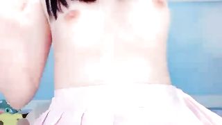 【69堂精品视频】妹子悄悄在宿舍开直播完美露三点舍友回来了赶紧下播