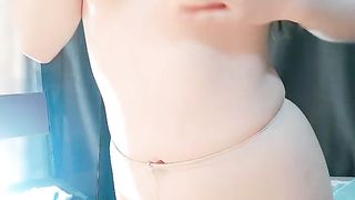 嫩模苏苏苏椅子上侧漏淫穴大美腿美足好白