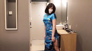 蓝色旗袍下的丰满身材。 半卧在床榻尽风骚