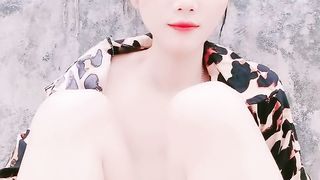 【69免费视频】坐骑上扣骚穴玩弄阴道喷水好壮观