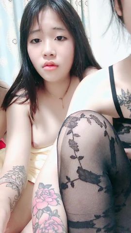 【69免费视频】捂着胸口的女孩闺蜜双飞自慰玩弄淫穴高潮不断