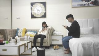 【69堂精品视频】休学中大学妹子带上眼镜挺斯文跪着猛吸屌