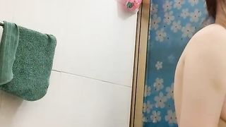 【69堂精品视频】动情的骚妹子让小哥亲着小嘴揉着奶子又抠逼