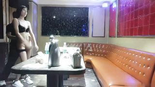 【69堂精品视频】探花炮哥全网商K选妃一排美女灯红酒绿下裸体