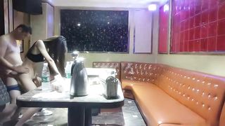 【69堂精品视频】探花炮哥全网商K选妃一排美女灯红酒绿下裸体