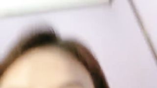 【69堂精品】白嫩美乳少女浴室舔弄鸡巴卧室爆草呻吟