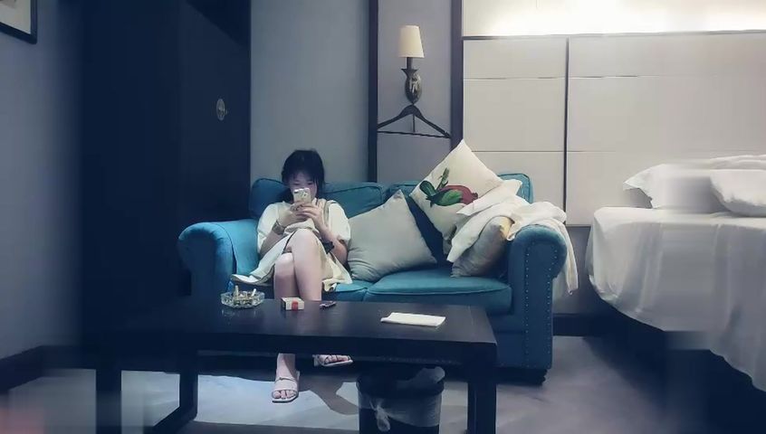 【69堂精品】赵总寻花一线天肥逼可爱妹子沙发上掰穴抽插