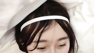 【69堂精品】逼嫩屁股翘的露脸小骚逼伺候3个大鸡巴一起口交