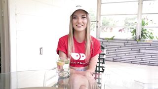 【69堂免费视频】性感金发女郎黛西·拉维将她的淫穴送给舔逼的男人