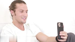 【69堂免费视频】火辣红发杰西卡·瑞安在丈夫外出时照顾好她的继子