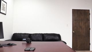 【69堂免费视频】19 岁的 Layla 在选角沙发上进行肛交