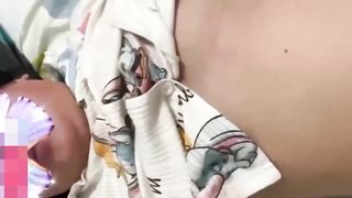 【69堂免费视频】母子乱伦 爸爸在客厅喝茶儿子潜入卧室把妈妈操了