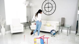 【69堂免费视频】绝望的负债保姆为了钱把身体奉献给主人