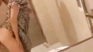 【69堂免费视频】热门事件 哈尔滨某商场卫生间里惊现已婚男女偷情事件男的还拿手机自拍全程露脸