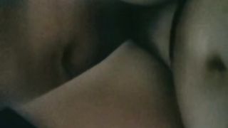 【69堂免费视频】黑丝骚妹子躺床上玩手机被小哥鸡巴塞进嘴里抽插