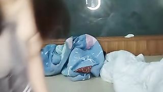 【69堂免费视频】微胖的小嫂子露脸深夜跟小哥激情啪啪大秀，口交大鸡巴道具玩逼，主动上位爆草抽插