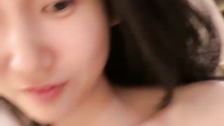 【69堂免费视频】外表温柔甜蜜，多毛骚穴洞口磨蹭，骑脸吃吊口活超棒，怼入骚穴爽的呻吟