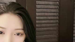 【69堂免费视频】车模美女小姐姐下海！舔屌插嘴口活超棒！掰开骚穴好多水，翘起屁股求操，进进出出美女爽翻