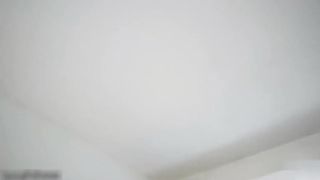 【69堂免费视频】精壮小伙和骚逼亲妈趁父亲不在，从厨房干到我是，直接无套内射，这是要给自己造出个弟儿啊