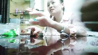 【69堂免费视频】绿帽老公的骚媳妇让别人3P，自己在旁边观战指导！