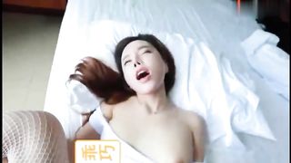 【69堂免费视频】三亚最出名的空姐伴游服务，伴游小姐只是富豪的玩具