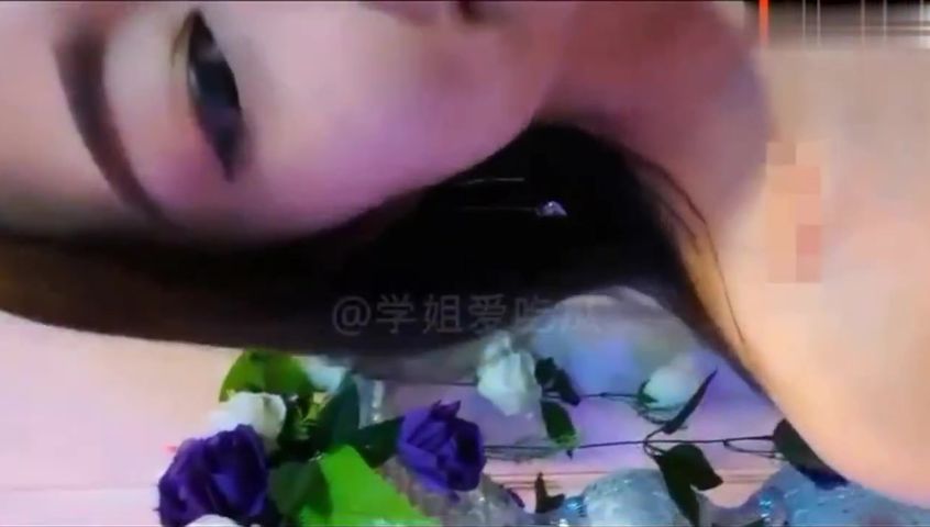 【69堂免费视频】高挑靓女塞着跳弹现场主持婚礼，内裤都湿透了，紧张又刺激，内裤湿透沾满了粘液