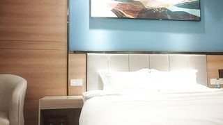 【69堂免费视频】【模特写真拍摄】今晚九点约操外围，肉丝大肥臀，口硬直接开操