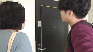 【69堂免费视频】当我向身为皮肤科医生的大屁股阿姨咨询我未受割礼的阴茎时，她和蔼地看着我，给了我一个成人的即时口交