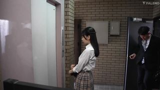 【69堂免费视频】我还是个处男，感觉自己快要被甩了，所以我继续和我儿时的朋友练习性交，将3厘米的东西插入布中