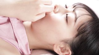 【69堂免费视频】我还是个处男，感觉自己快要被甩了，所以我继续和我儿时的朋友练习性交，将3厘米的东西插入布中