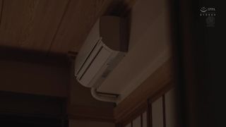 【69堂免费视频】这位满头大汗的已婚女人臀部的压倒性运动让我甚至不用移动臀部就射在她体内。