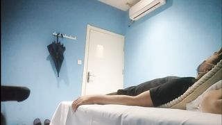 【69堂免费视频】【勾搭良家技师】偷拍重金买钟足疗会所人妻技师，带回酒店无套内射爽歪歪，干的心里美滋滋