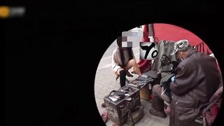 【69堂免费视频】【极限勾引】小姐姐闹市街区修鞋，唠嗑露出鲍鱼勾引修鞋大爷