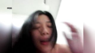 【69堂免费视频】广州禽兽哥哥趁父母不在醉奸高三处女妹妹，把玩小脚丫，高潮没控制住内射了