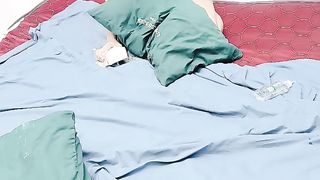 【69堂免费视频】揉奶玩逼，三男草两女，比的就是一个速度狂草蹂躏