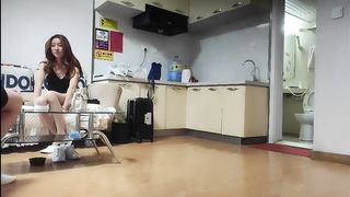 【69堂免费视频】【人妻出轨】良家少妇往上找主，千里送逼！被一顿狂操爽的哭爹喊娘！