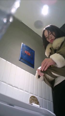 【69堂免费视频】【厕拍精品】被丝袜包裹的翘臀，微微撅起喷尿