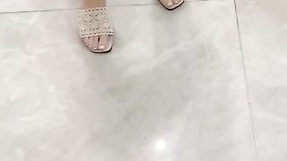 【69堂免费视频】【叔嫂乱伦】帮大嫂通下水道，偷看到嫂子换衣服，忍不住直接强行狂操嫂子